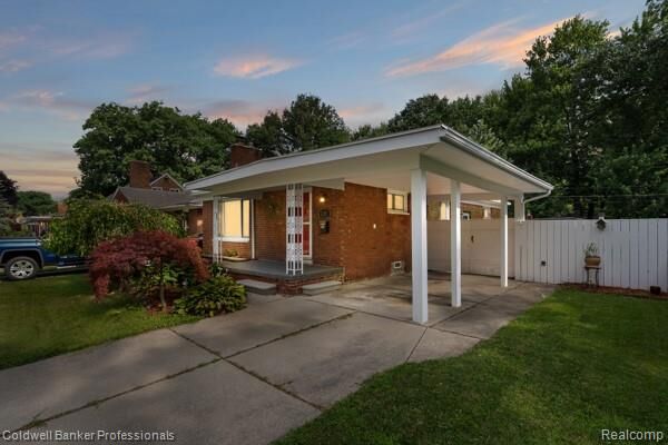 Property Photo: 22101 Mauer Street MI 48080