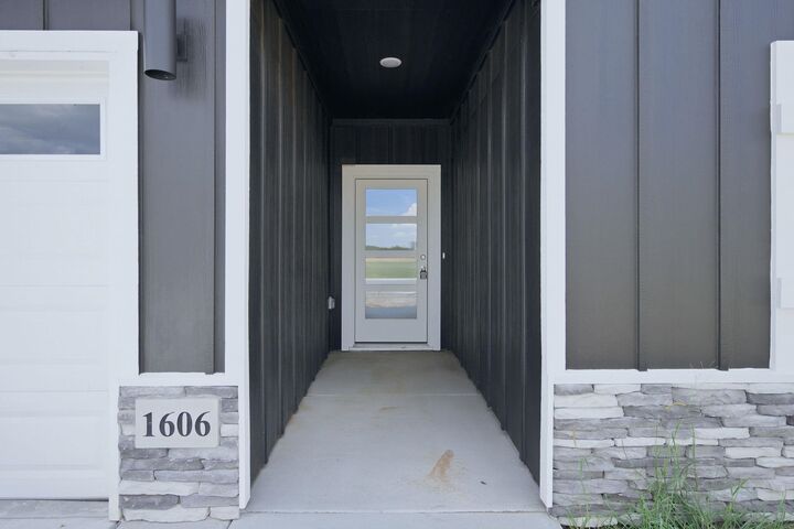 Property Photo: 1606 N Topaz Ln KS 67110
