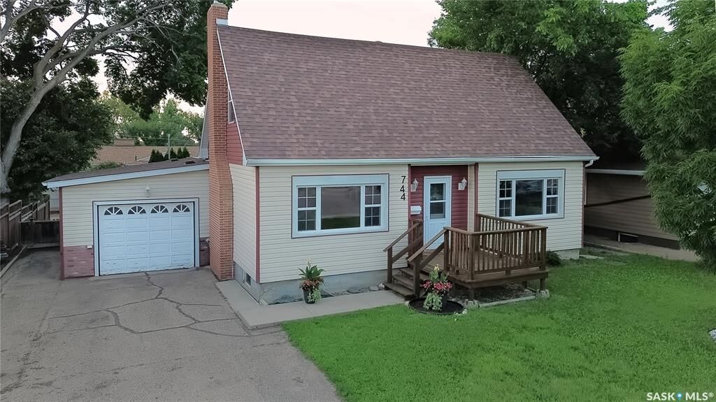 Property Photo:  744 Saskatchewan Street W  SK S6H 2T7 
