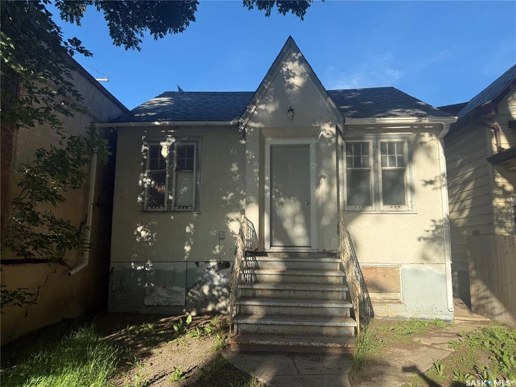 Property Photo: 1705 Quebec Street SK S4P 1J4