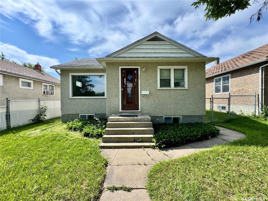 Property Photo:  537 9th Street E  SK S6V 0Y4 