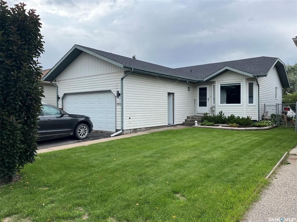 Property Photo: 110 26th Street E SK S6V 1Z7