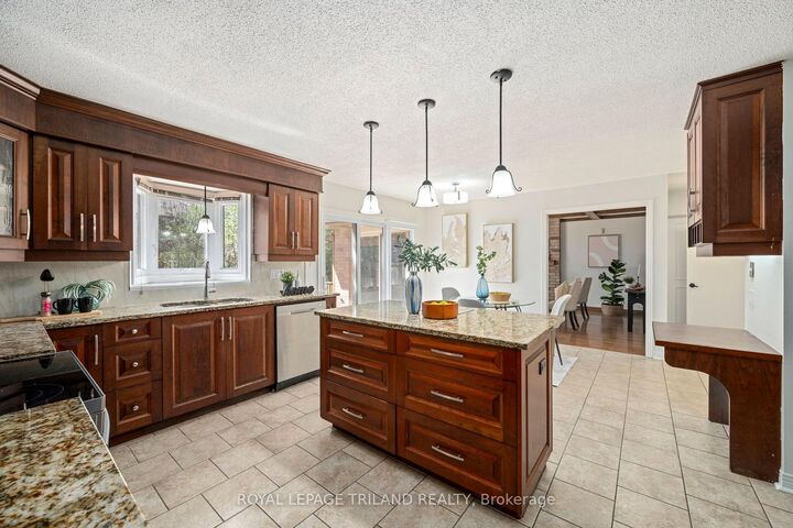 Property Photo: 118 Deer Valley Crescent ON N6J 4K8