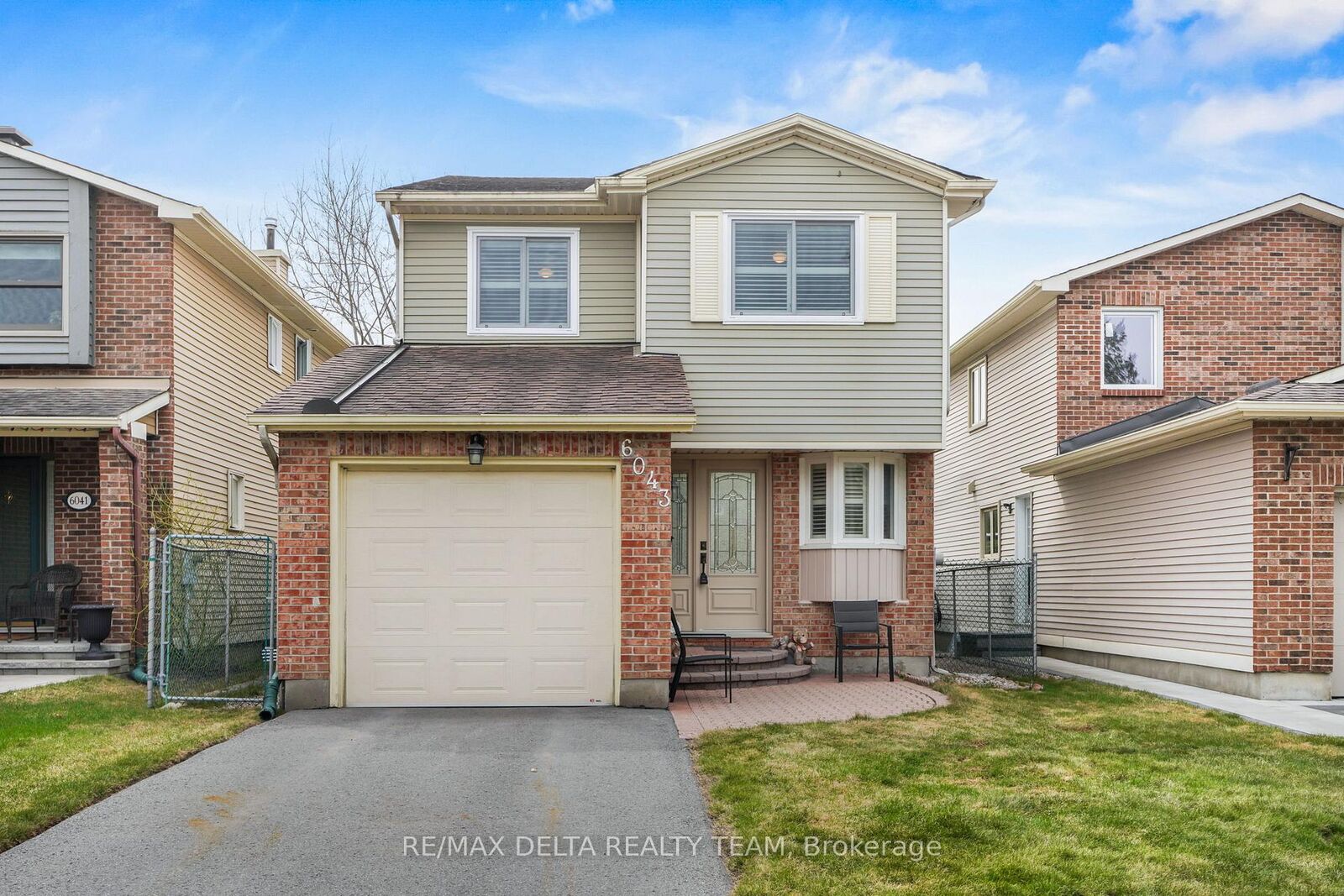 Property Photo:  6043 Valley Field Crescent  ON K1C 5P2 