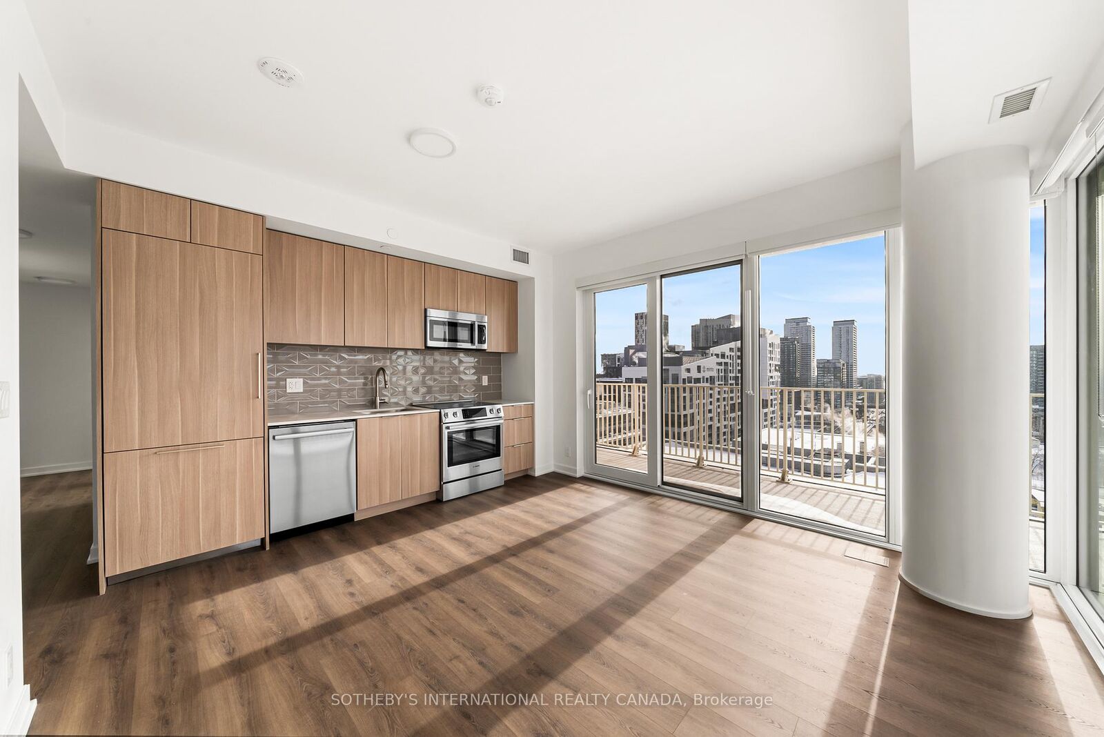Property Photo: 88 Bathurst Street 1417 ON M5V 0W8
