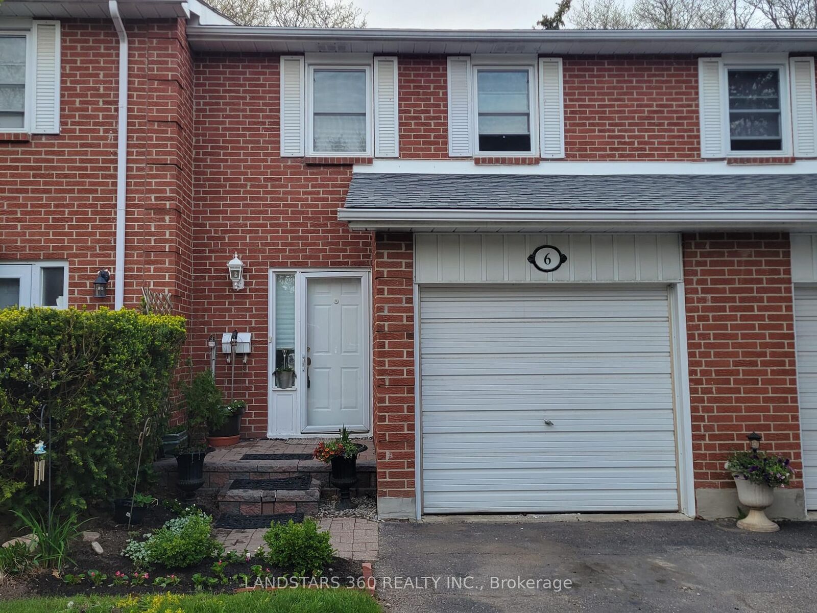Property Photo: 6 Bowman Way 147 ON L3T 4Z7