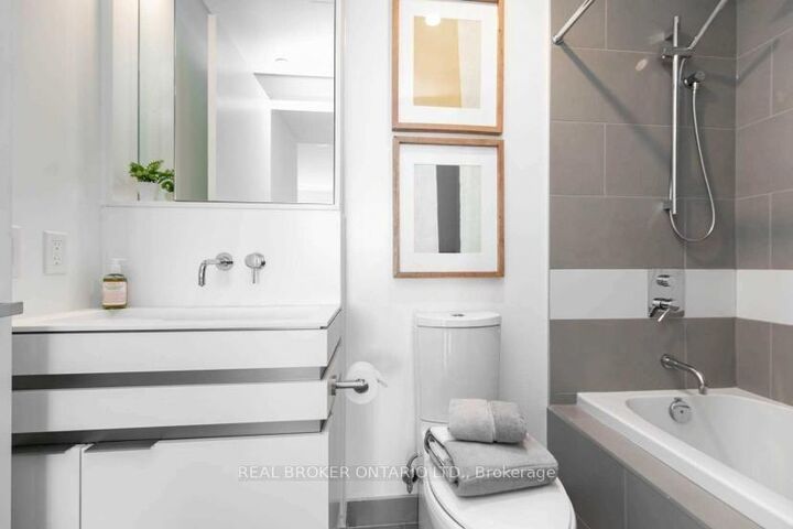 Property Photo: 197 Yonge Street 1608 ON M5B 1M4