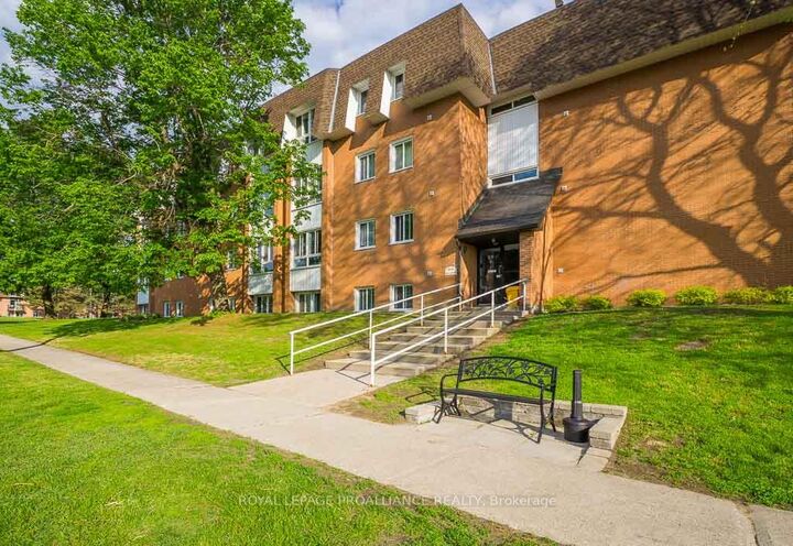 Property Photo:  810 Kyle Court W 104  ON K6V 6H6 