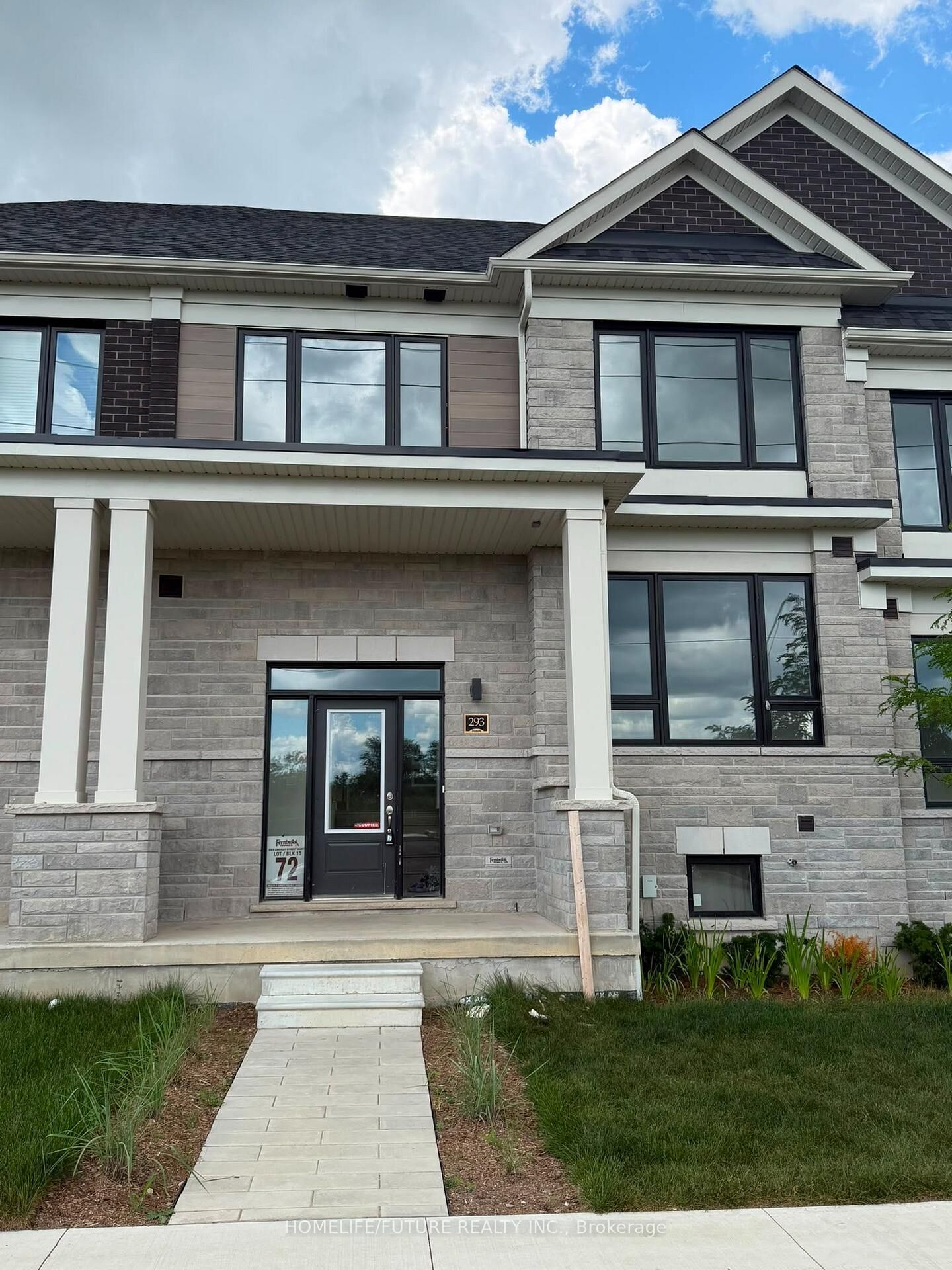 Property Photo:  293 Lindsay Street N  ON K9V 0T4 