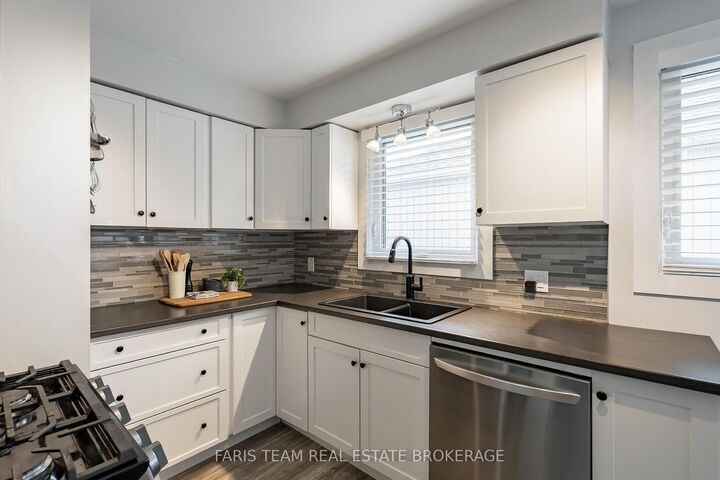 Property Photo:  20 Leslie Drive  ON L9Y 4P2 