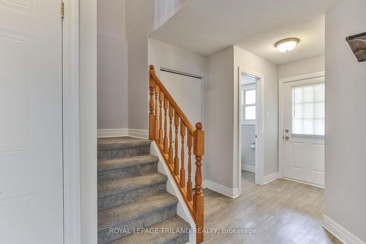 Property Photo: 952 Thistledown Way ON N6G 4Z6