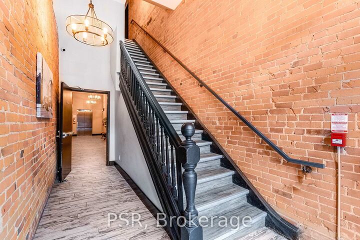 Property Photo:  2870 Dundas Street W 216  ON M6P 1Y8 