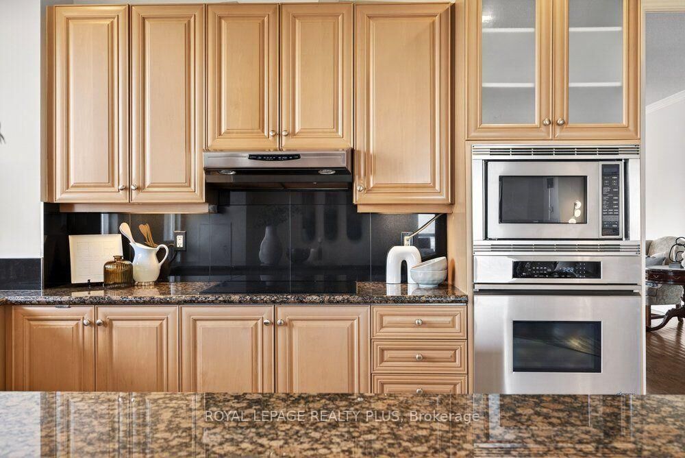 Property Photo: 35 Kingsbridge Garden Circle Tph4 ON L5R 3Z5