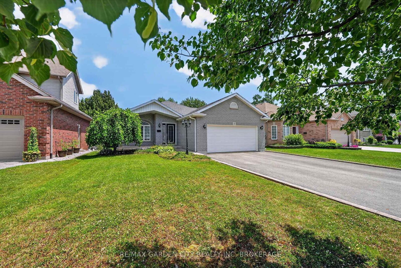 Property Photo: 5 Green Pointe Drive ON L3C 6Y2