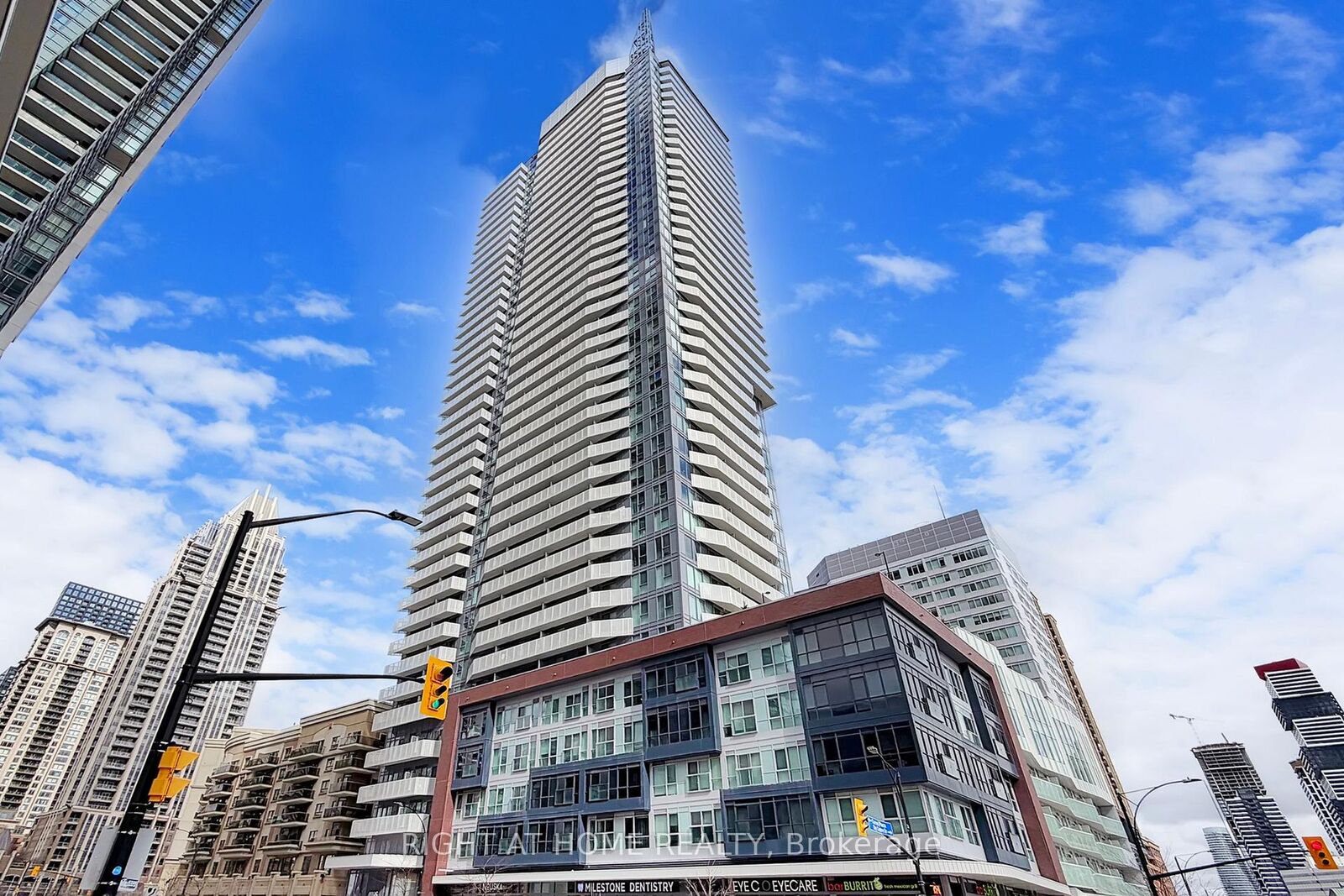 Property Photo: 4065 Confederation Parkway 2507 ON L5B 4N1