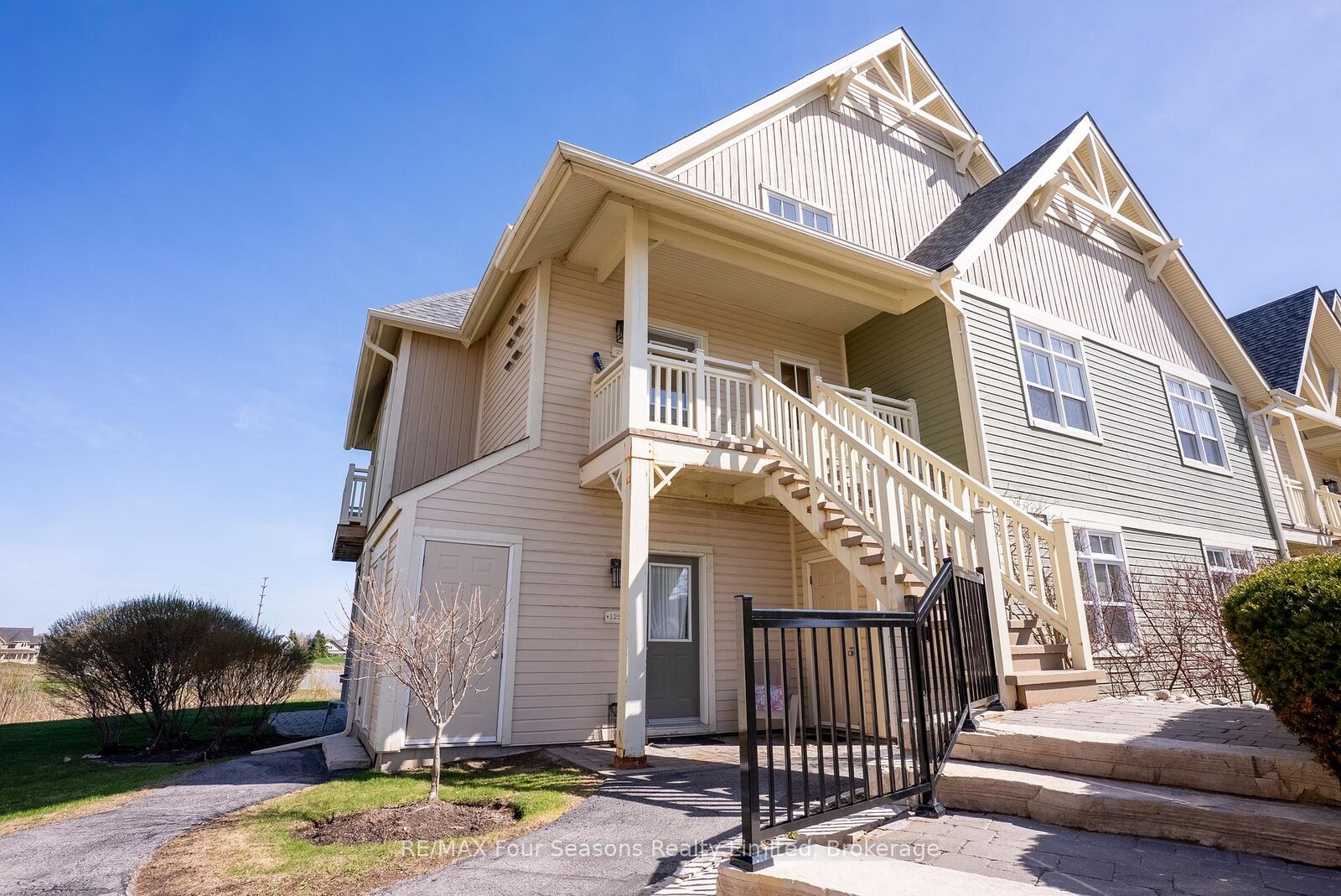 Property Photo:  125 Fairway Court 125  ON L9Y 0P8 