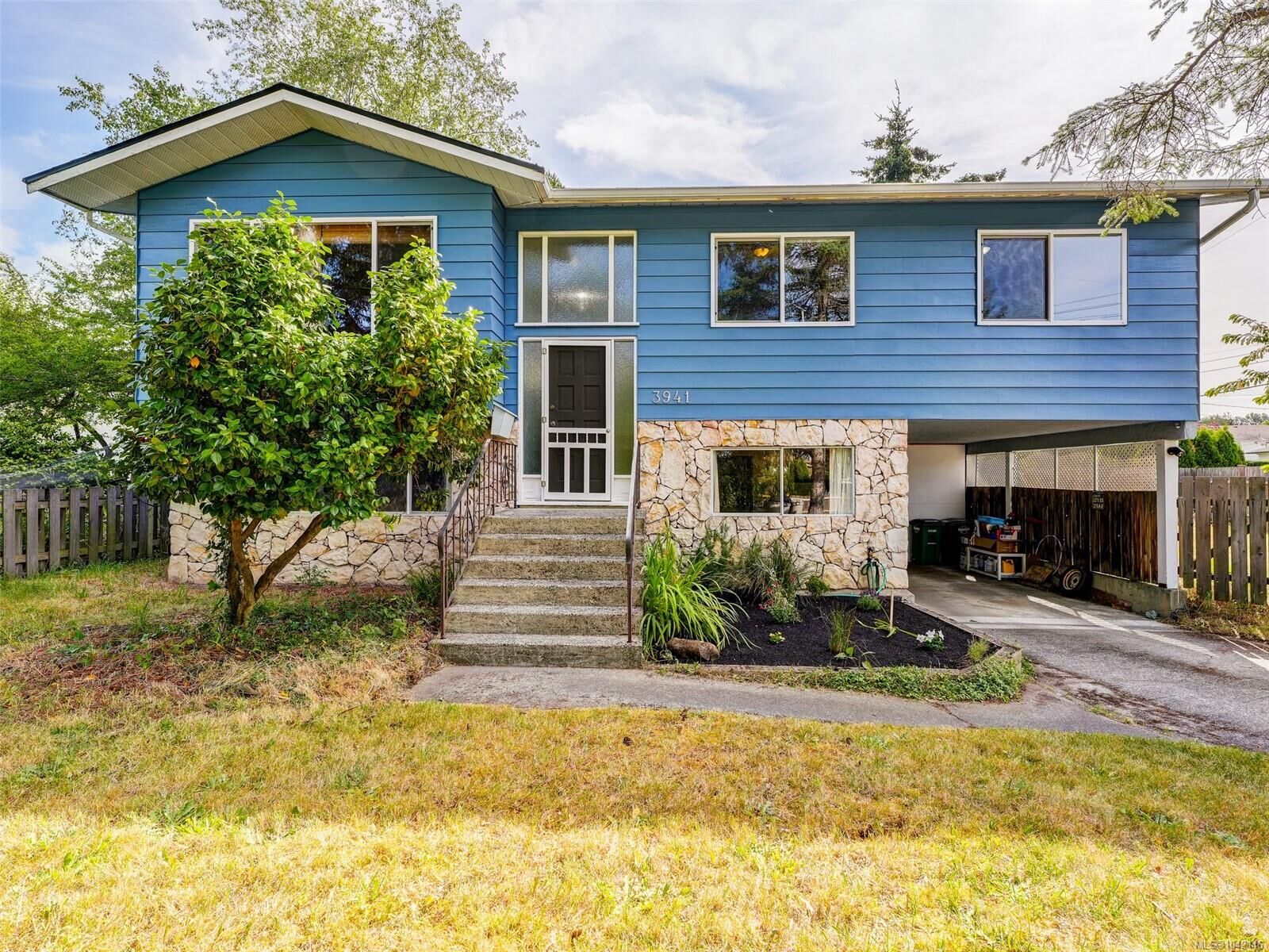 Property Photo: 3941 Larchwood Dr BC V8N 5L5