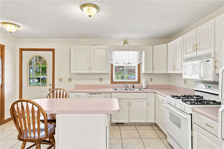 Property Photo:  635 Cohasset  PA 16148 