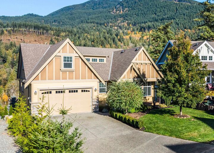 Property Photo:  1911 Woodside Boulevard 4  BC V0M 1A1 