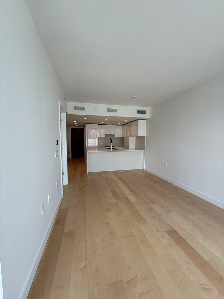 Property Photo:  135 13th Street E 907  BC V7L 0J8 