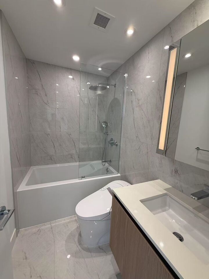 Property Photo: 135 E 13th Street 907 BC V7L 0J8