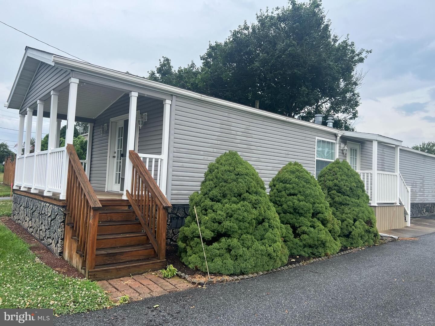 Property Photo:  14 E Locust Street  PA 17580 