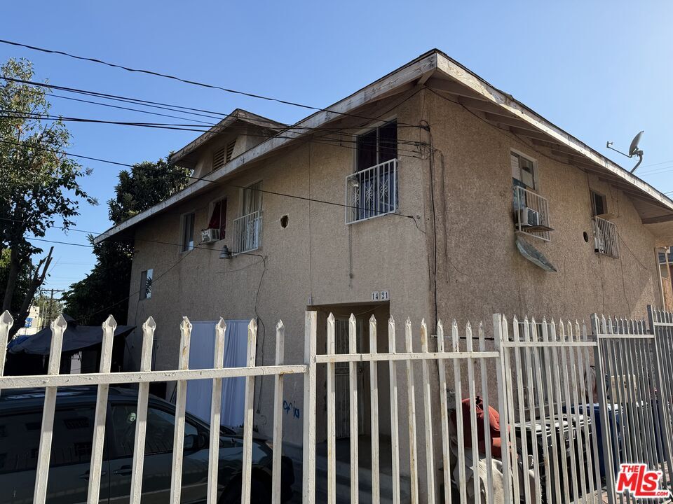 Property Photo: 1421 Courtland Ave CA 90006