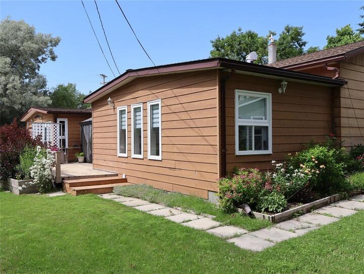 Property Photo: 102 Cedar Avenue MB R0C 1B0