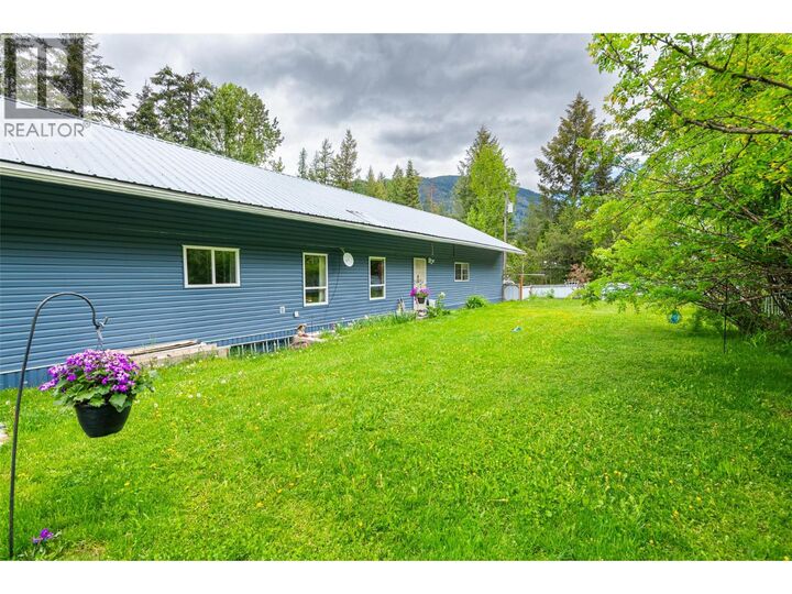 Photo de la propriété:  5712 Bertha Avenue  BC V0B 1W1 
