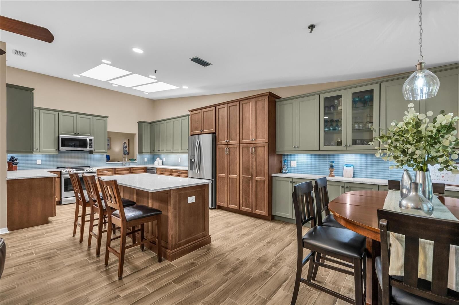 Property Photo:  2350 Harbour Oaks Drive  FL 34228 
