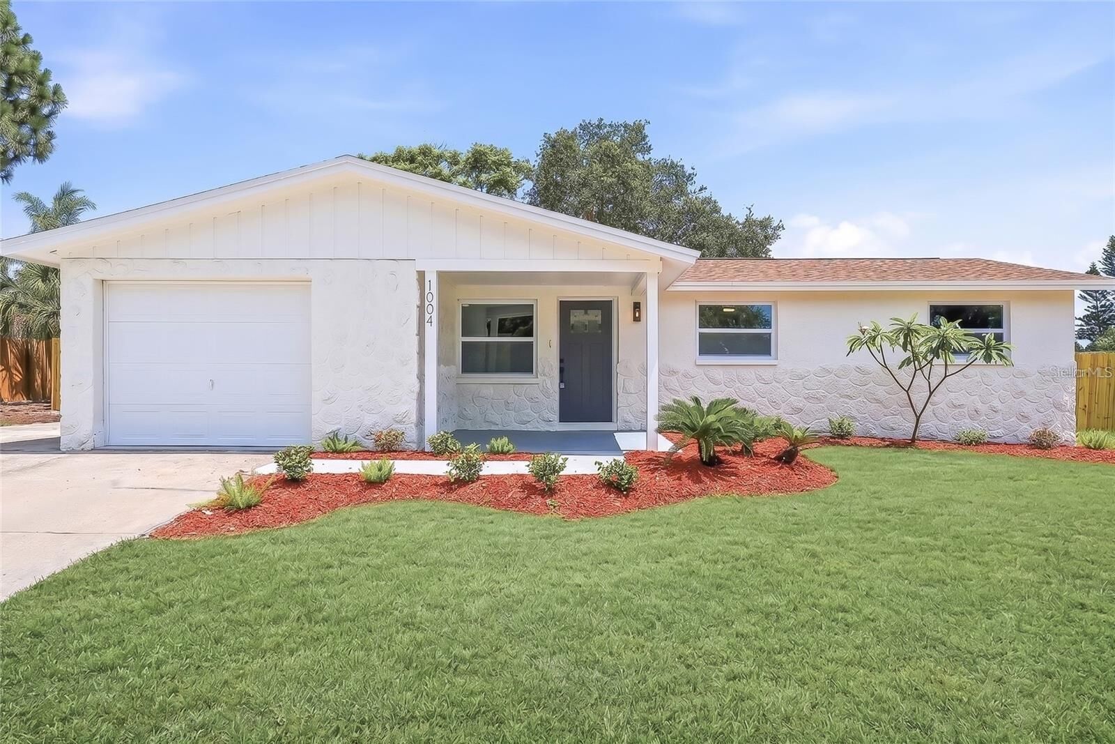 Property Photo: 1004 Idlebriar Way FL 34689
