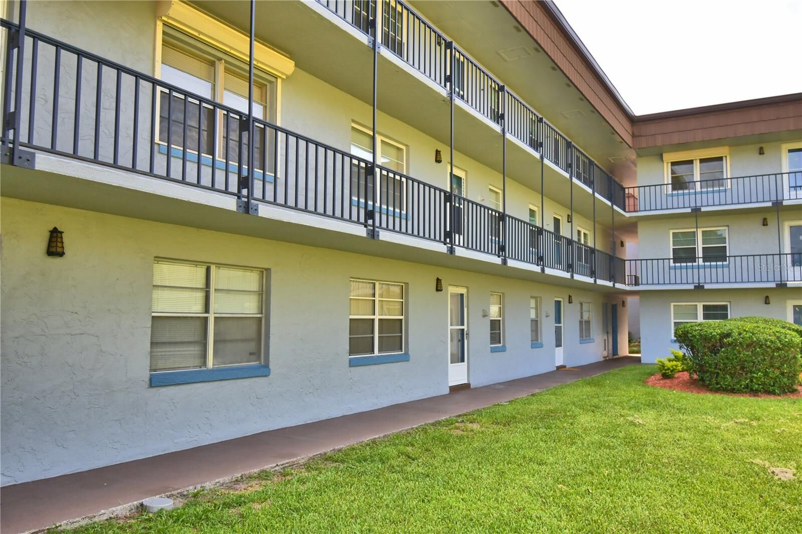 Property Photo:  333 Lake Howard Dr NW 102D  FL 33880 