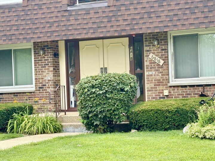 Property Photo:  6818 Roberts Drive 7  IL 60517 