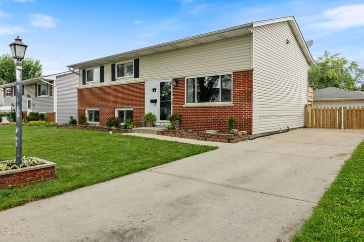 Property Photo: 20 W Fullerton Avenue IL 60139