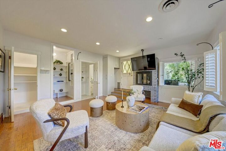 Property Photo:  4947 Serrania Avenue  CA 91364 