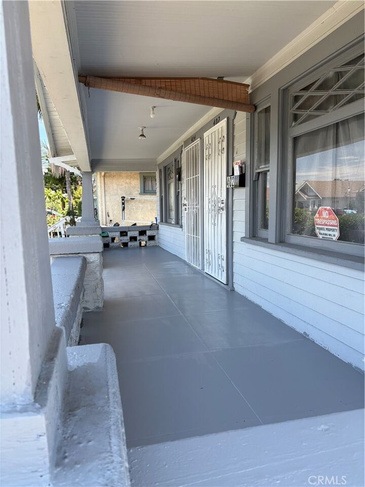 Property Photo:  402 E 43rd Place  CA 90011 