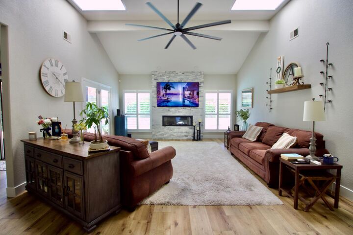 Property Photo: 912 Bogarin Lane CA 95366