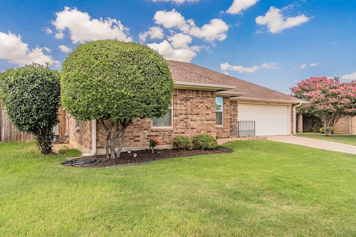Property Photo: 8252 Lesley Lane TX 76148