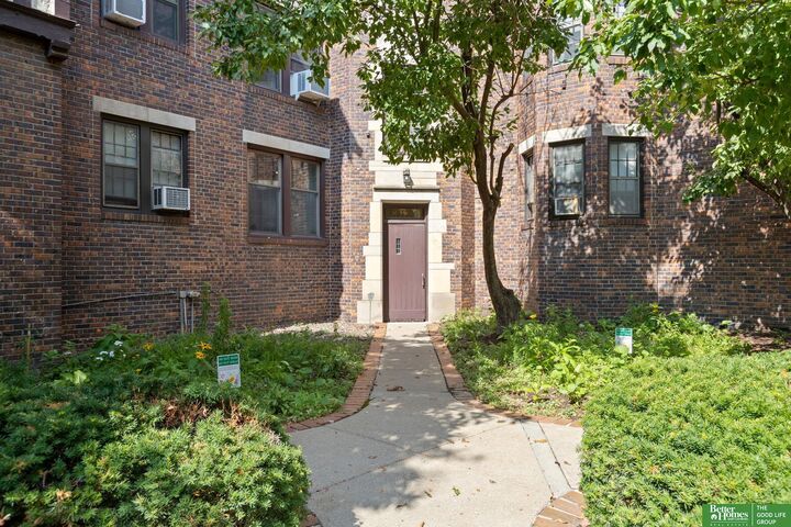 Property Photo: 131 S 39th Street 8 NE 68131