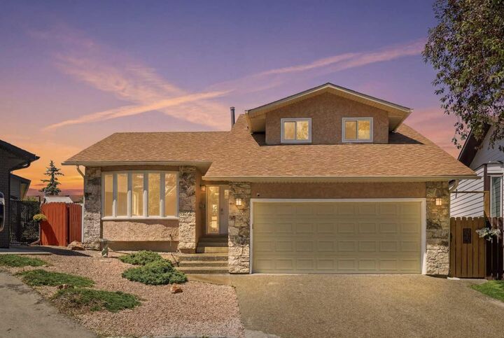 Property Photo: 43 Beaconsfield Place NW AB T3K 1W8