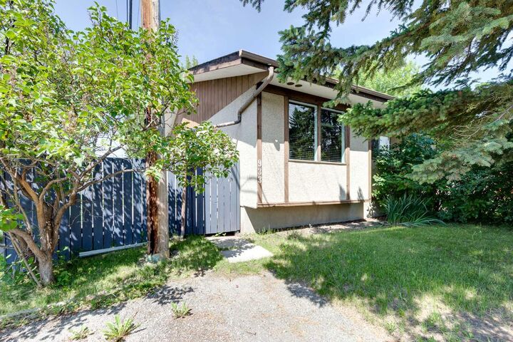 933 Marcombe Drive NE — photo 1