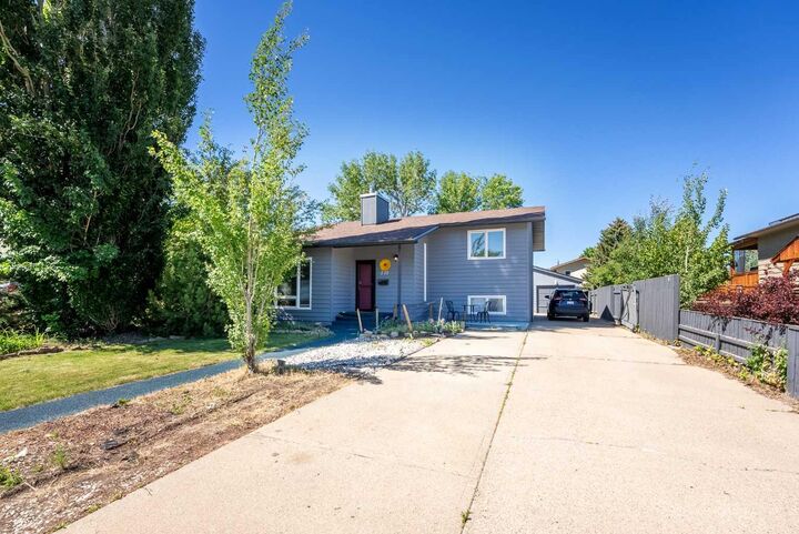 Property Photo: 210 Ojibwa Place W AB T1K 5K6