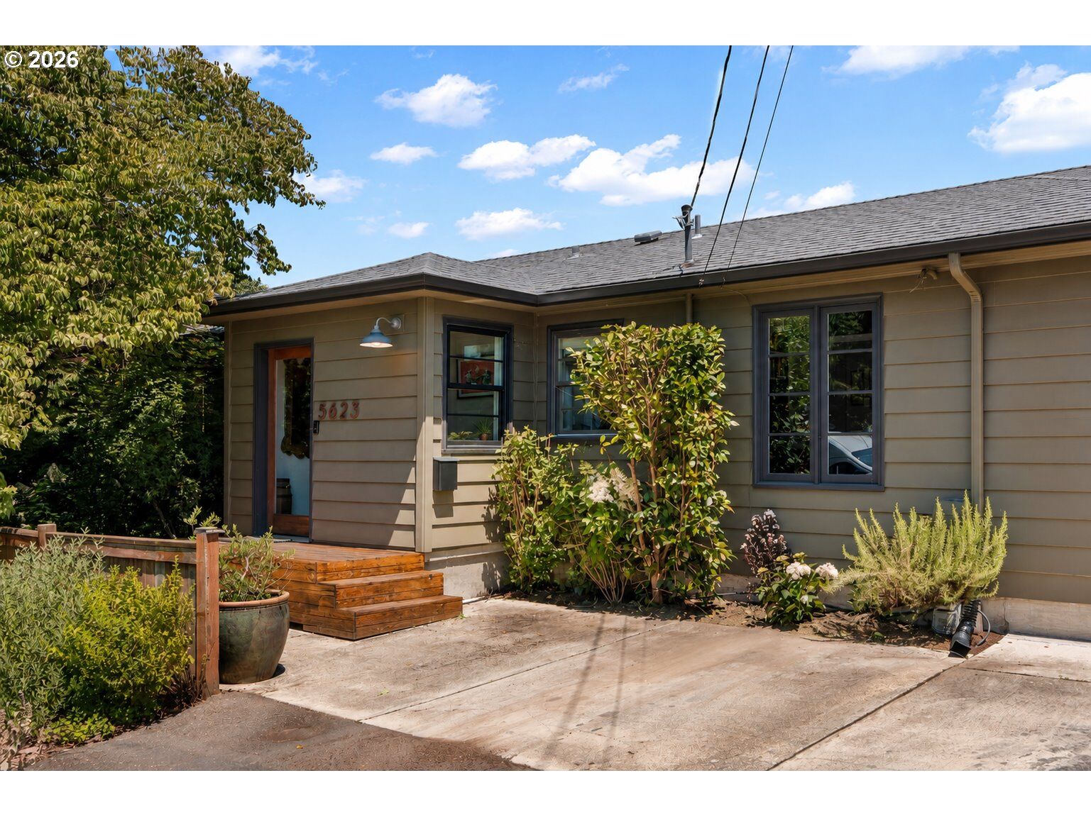 Property Photo: 5623 SE Alder St OR 97215