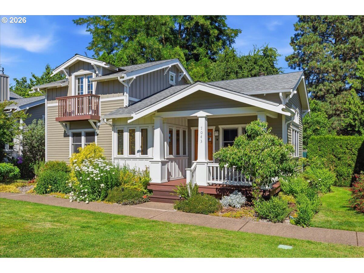 Property Photo:  7043 SE Clinton St  OR 97206 