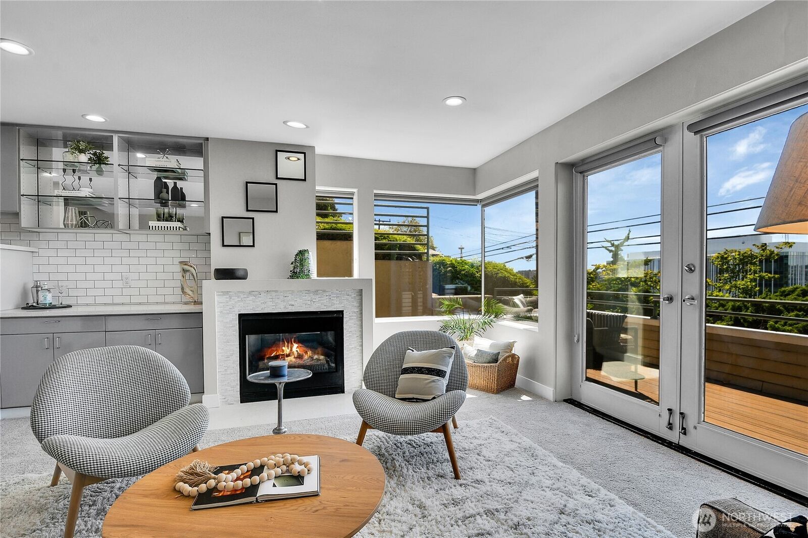 Property Photo: 1202 Lakeview Boulevard E 1 WA 98102