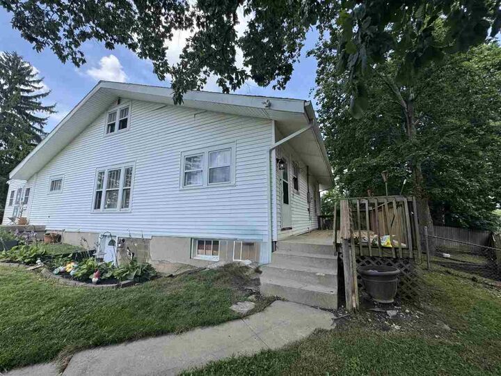 Property Photo:  427 Sedgwick  Place  IN 47374 