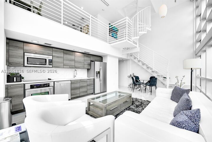 Property Photo: 421 Meridian Ave 15 FL 33139
