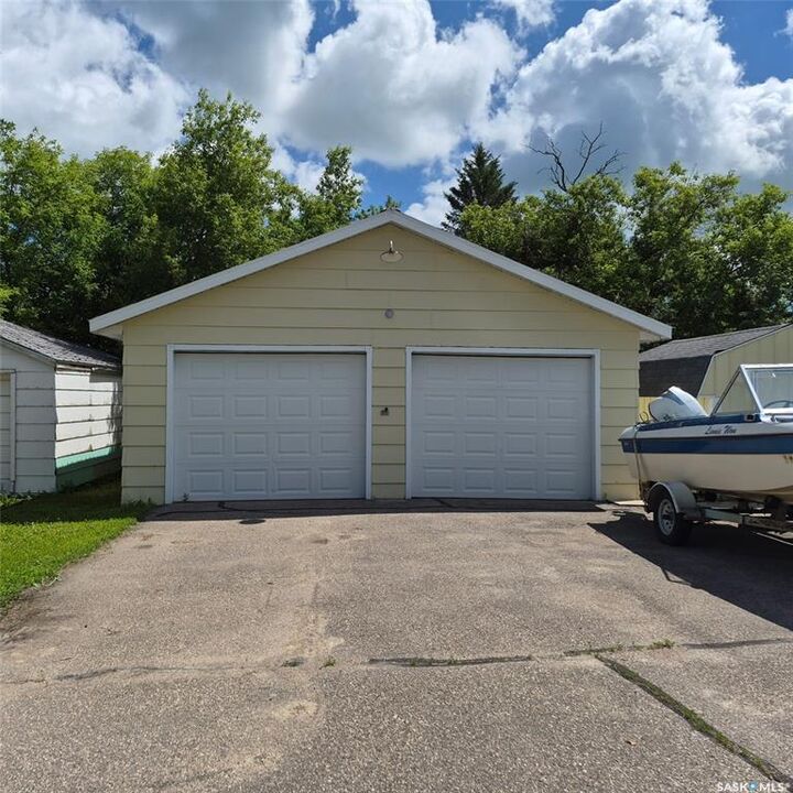 Property Photo:  807 Pacific Street  SK S0G 2B0 