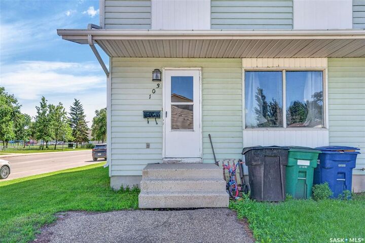 Property Photo: 103-105 Davies Road SK S7K 7L4