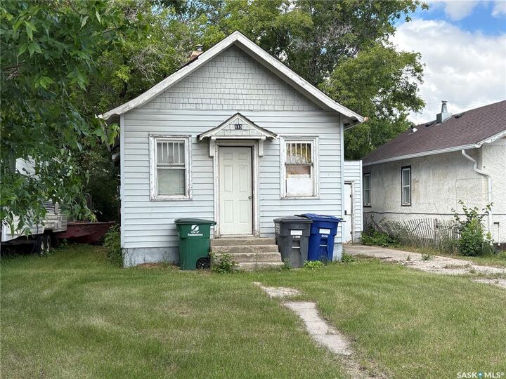 Property Photo:  115 L Avenue S  SK S7M 2G9 